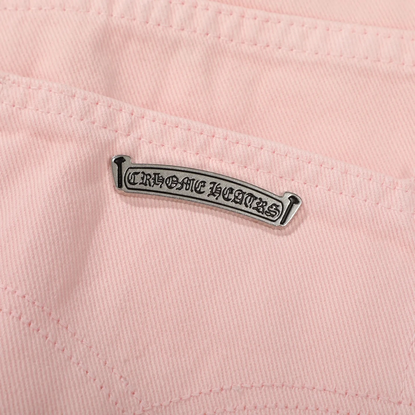 P260 Chrome hearts CH co-branded Drak Miami light pink jeans exude uninhibited personality and unique charm. Every wear and tear is carefully designed to present a unique artistic feel. Made of imported denim fabric, which has undergone heavy industrial washing and destruction treatment, the trousers show a super cool effect on the upper body, allowing you to dominate the fashion stage.  This is more than just a pair of jeans, it is an expression of attitude. With its unique design concept and ultimate pursuit of details, Croxin breaks traditional boundaries and defines the jeans trend in the new era. The trousers are made of double-layer woven fabric with customized hardware. Italian-made special cowhide is printed and cut. Custom-made sheepskin three-layer thick-line leather. The whole body is spliced ​​in heavy water washing. Craftsmen hand-splash ink. You can see the details. Three-dimensional cutting version. Loose and comfortable, not flattering. Makes taller and slimmer. Factory Seiko. Original quality control. Same style for men and women. Can be matched with couples. Versatile recommendation. Must-have jeans for all seasons. Color: light pink. Size: 28-30-32-34.